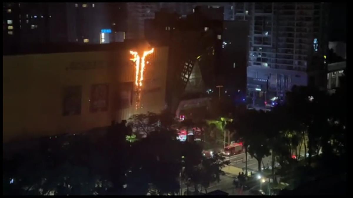 东莞一万达广场外立面凌晨起火，当地消防回应：未造成人员伤亡