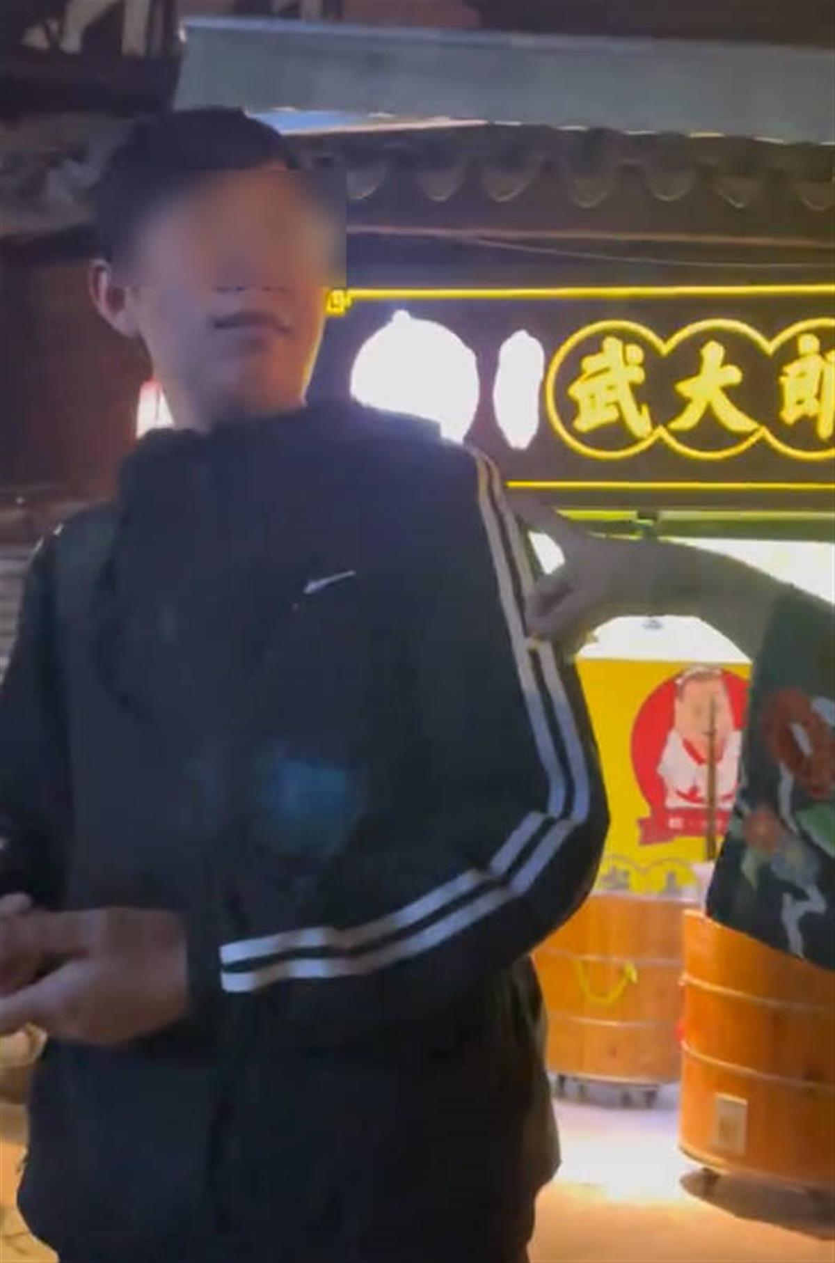 两女生自称街头偶遇被法院悬赏人员，有网友质疑为摆拍，警方介入