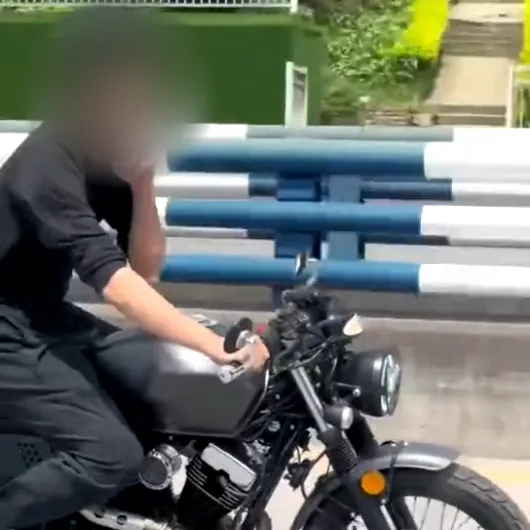 精神小伙儿骑行炫技还高调炫耀,交巡警依法严处!