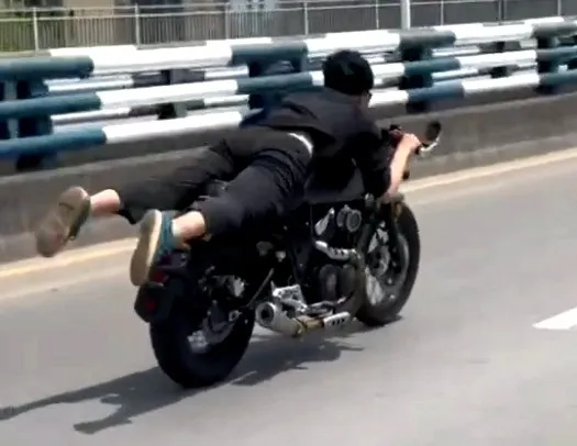 精神小伙儿骑行炫技还高调炫耀,交巡警依法严处!