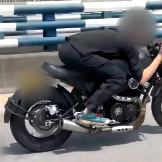 精神小伙儿骑行炫技还高调炫耀,交巡警依法严处!