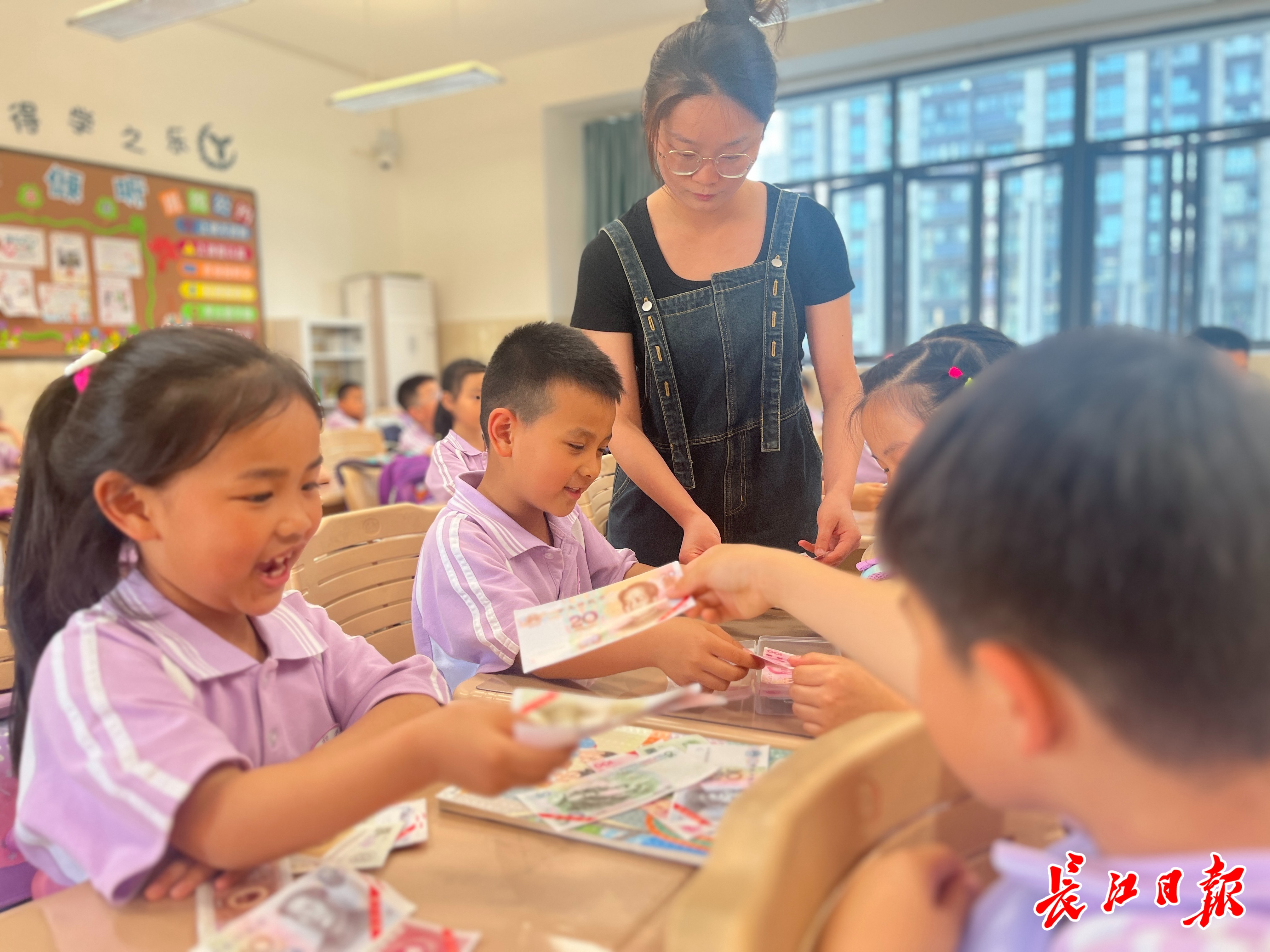 “钱不就在手机里吗？ ”越来越多的孩子不认识钱了