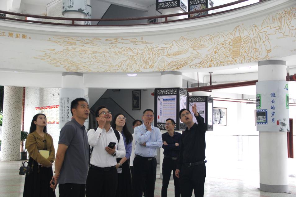 汪书记介绍长江万里图