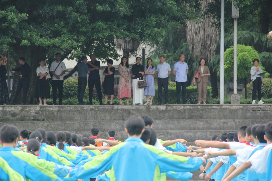 璧泉中学各位领导参观我校大课间活动