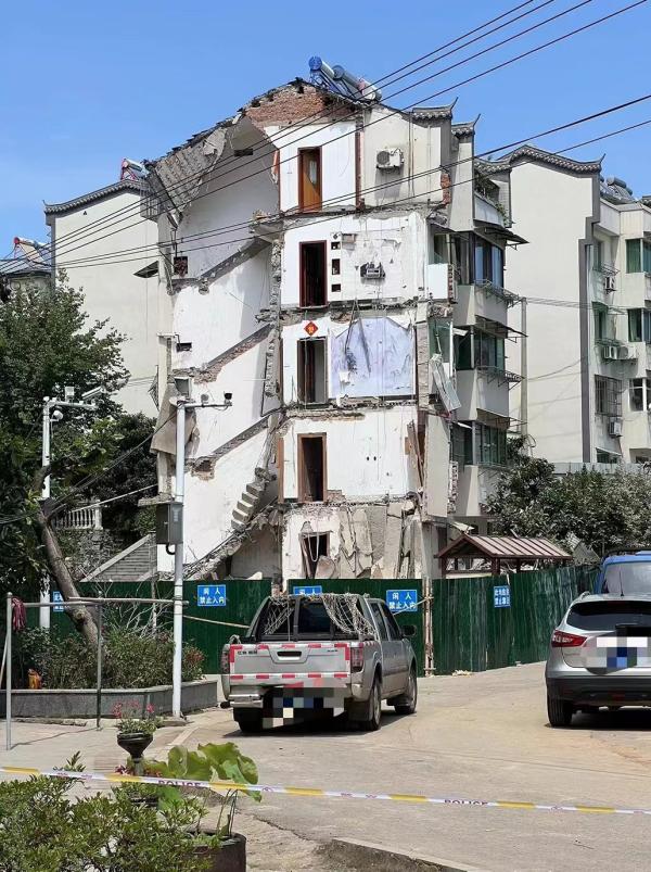 铜陵居民楼坍塌敲响警钟:老旧小区改造的“里子”和“面子”之困