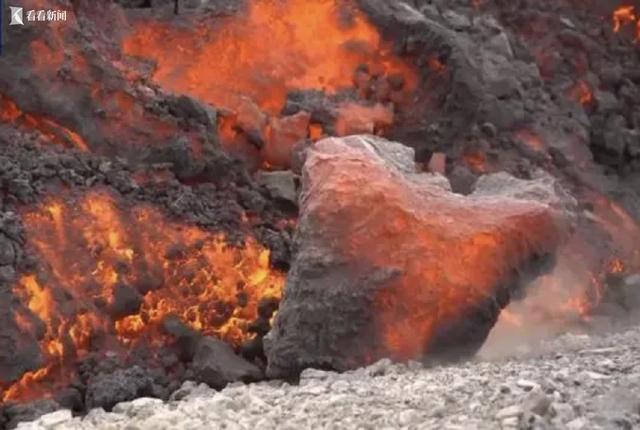 今年第三次被“吞噬”！冰岛火山熔岩流吞没道路
