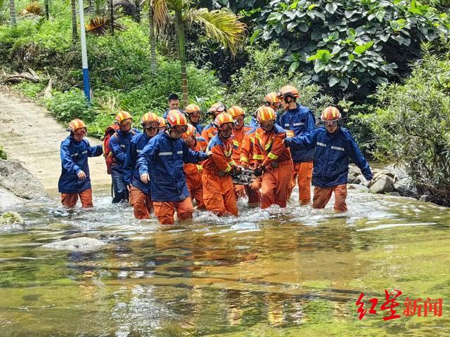 25人徒步海南吊罗山1人坠亡 当地消防救援队：遇难者从悬崖顶部向下爬时坠落