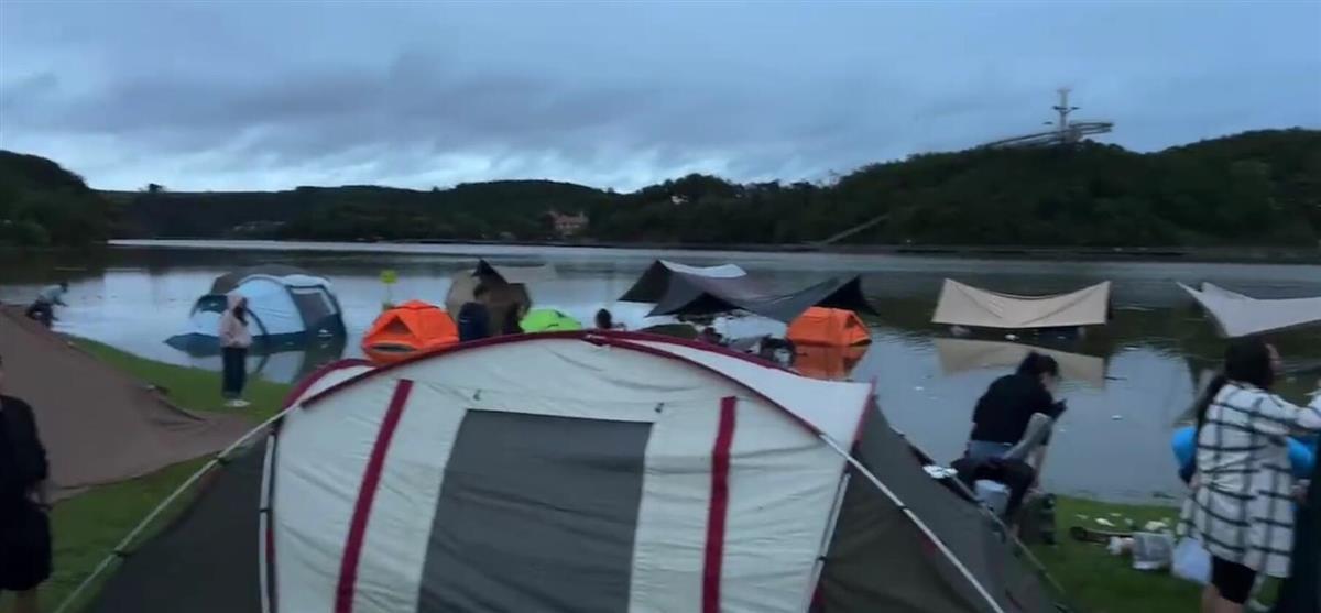 昆明一网红露营地因大雨被淹？有游客称“一觉醒来睡水里了”，管理方回应