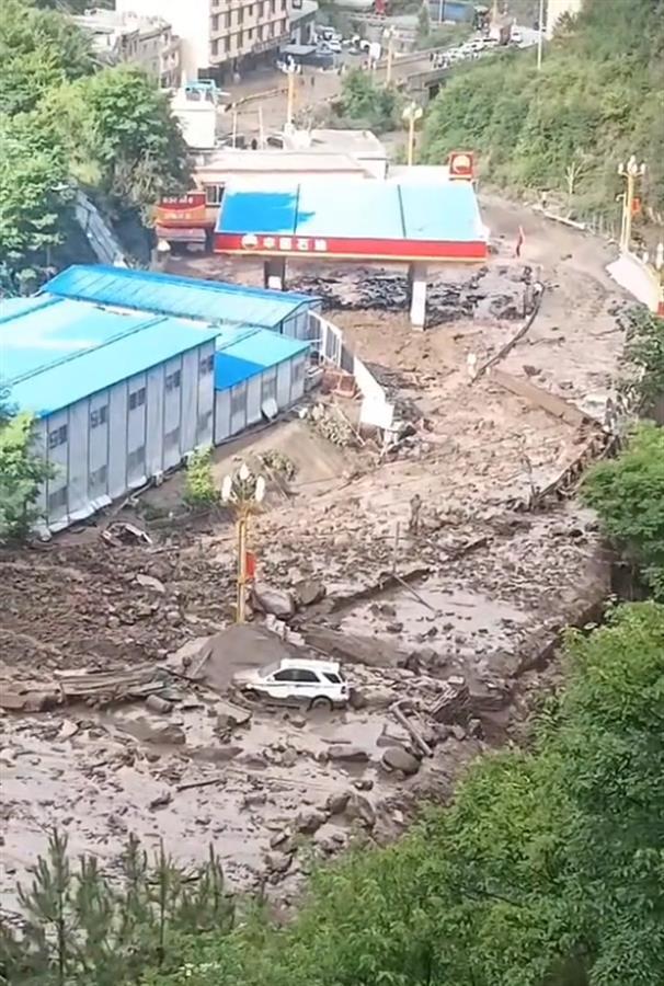 四川雅江强降雨后发生多处泥石流，村民：门口堆起一尺高泥浆