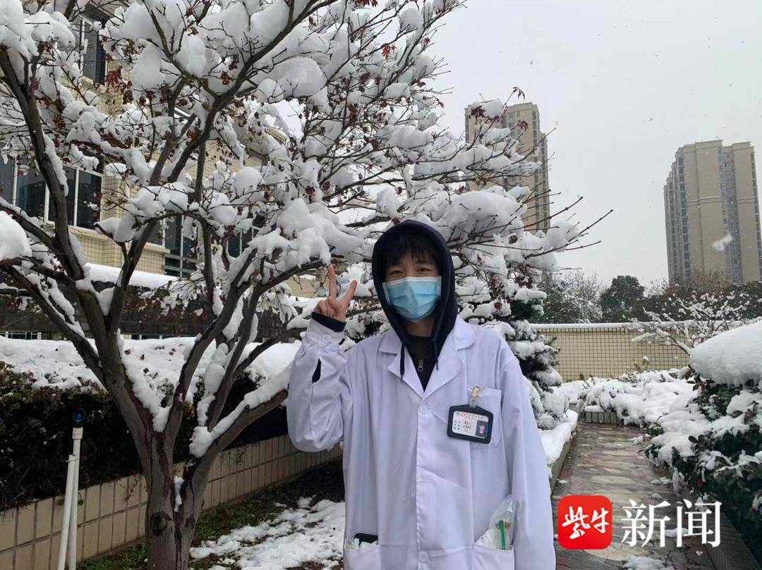 小伙给自己打针让人心疼，3岁患血友病，考上大学成为医生又因病情辞职