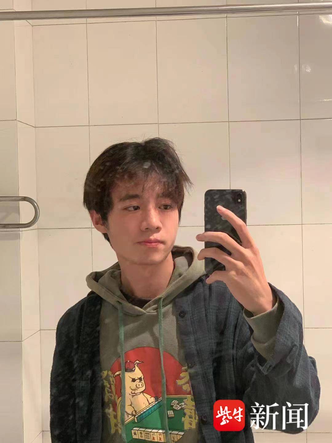 小伙给自己打针让人心疼，3岁患血友病，考上大学成为医生又因病情辞职