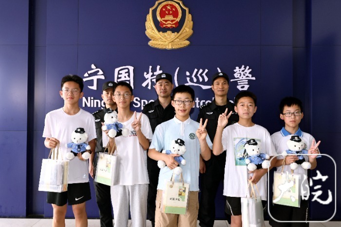 5名小学生“上交”2岁娃 宁国特警赠送端午“大礼包”