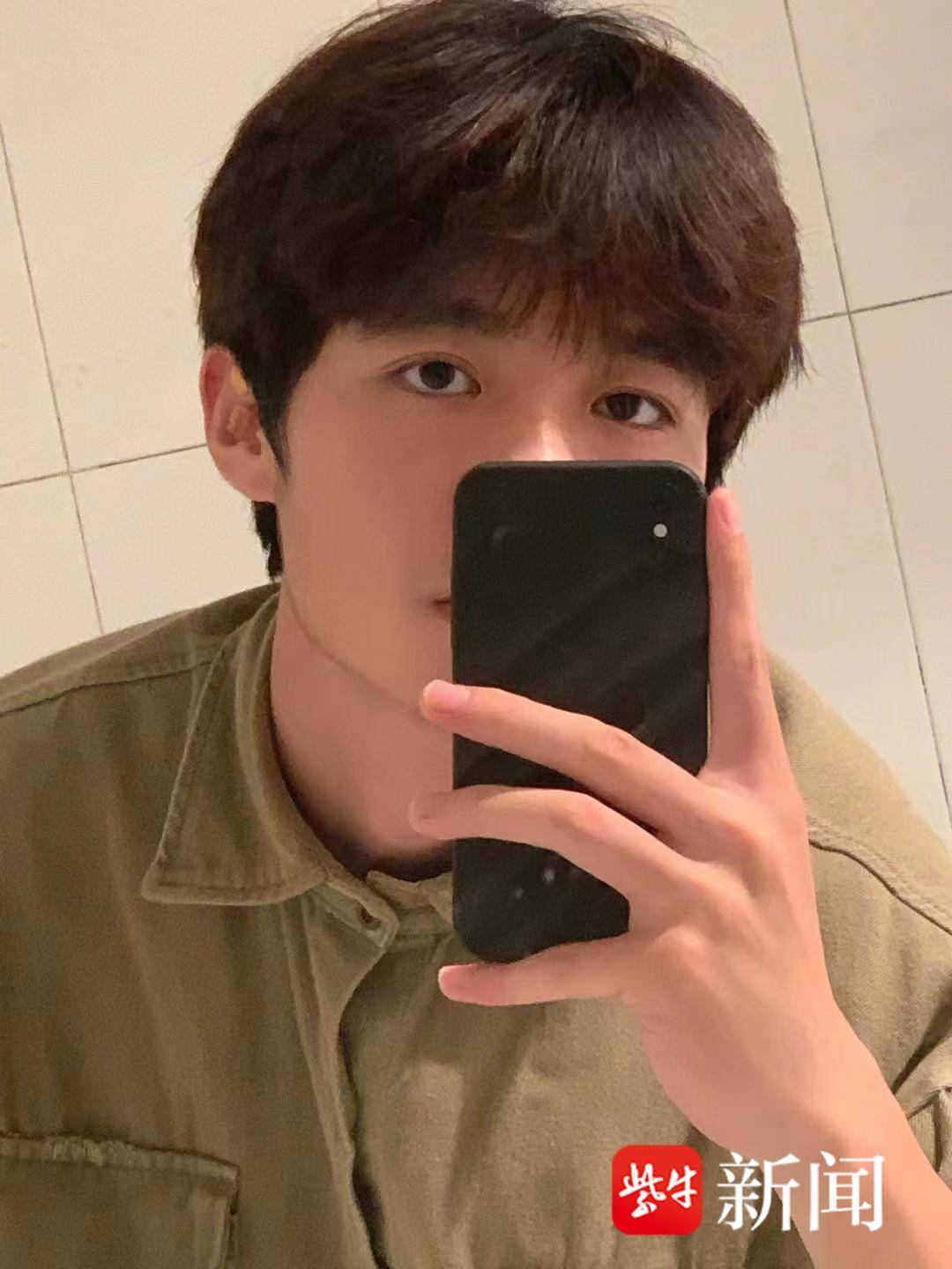 小伙给自己打针让人心疼，3岁患血友病，考上大学成为医生又因病情辞职
