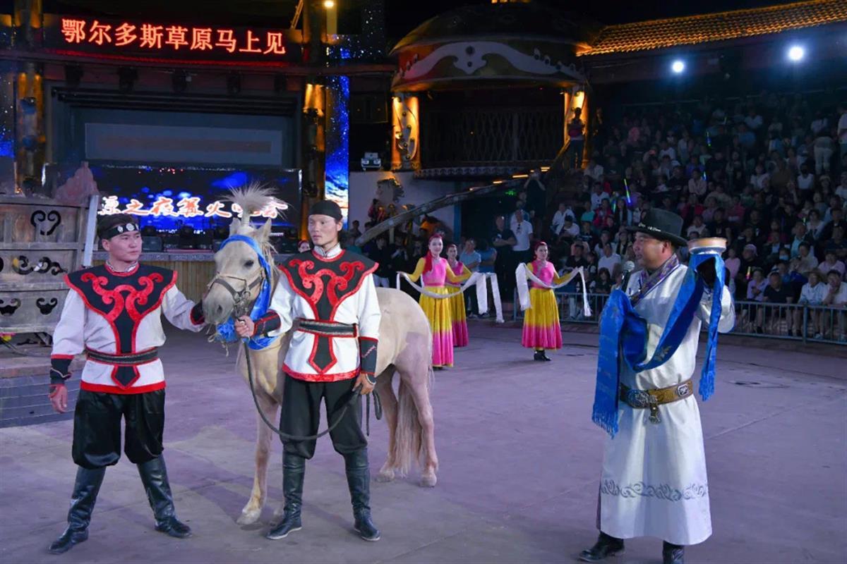 游客在内蒙古旅游抽中一匹价值2万元的马，景区：已派车送马，无饲养条件也可折现领奖