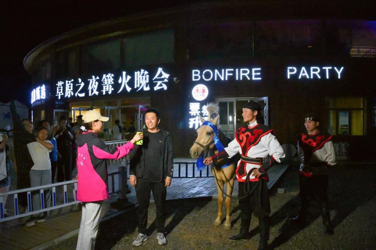 游客在内蒙古旅游抽中一匹价值2万元的马，景区：已派车送马，无饲养条件也可折现领奖