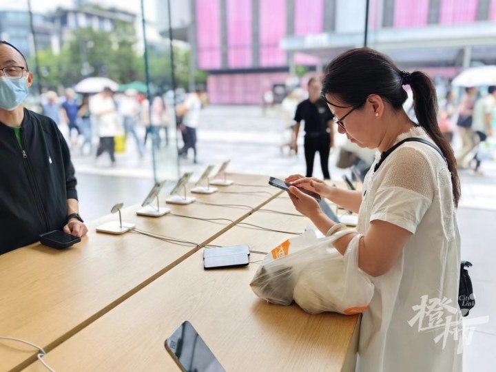 “陌生人你好”、“异地恋见面，我们会结婚的……”西湖苹果店样机备忘录的留言，有网友看得泪目