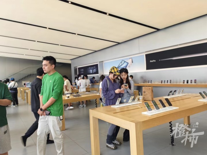 “陌生人你好”、“异地恋见面，我们会结婚的……”西湖苹果店样机备忘录的留言，有网友看得泪目