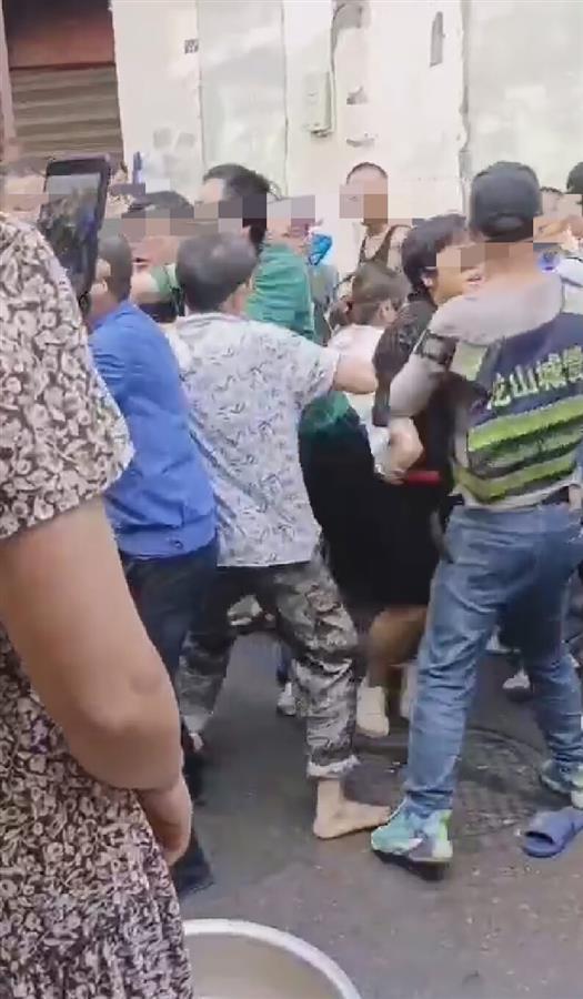 数名城管围殴商户？当地：确有参与，正调查处置