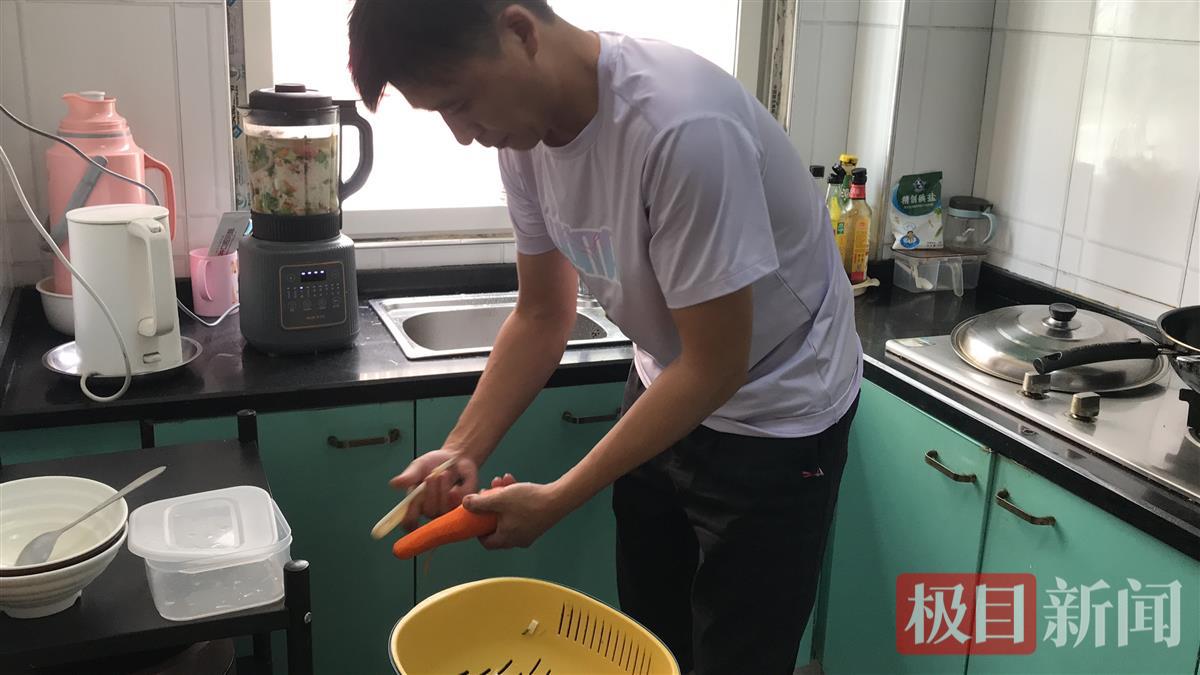 父亲因车祸瘫痪，小伙子辞职照顾父亲两年多，他说“我想回家有声爹可以喊”