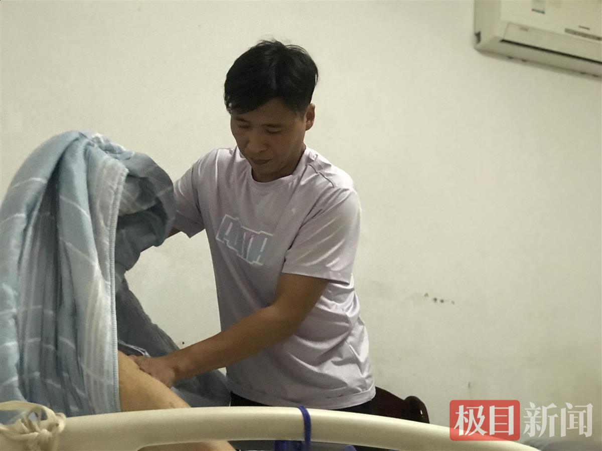 父亲因车祸瘫痪，小伙子辞职照顾父亲两年多，他说“我想回家有声爹可以喊”