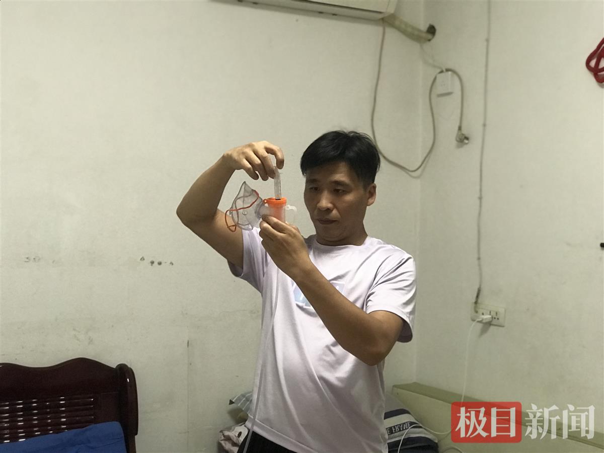 父亲因车祸瘫痪，小伙子辞职照顾父亲两年多，他说“我想回家有声爹可以喊”