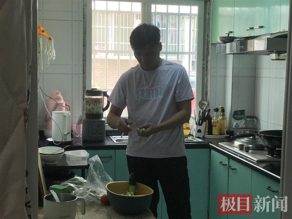 父亲因车祸瘫痪，小伙子辞职照顾父亲两年多，他说“我想回家有声爹可以喊”