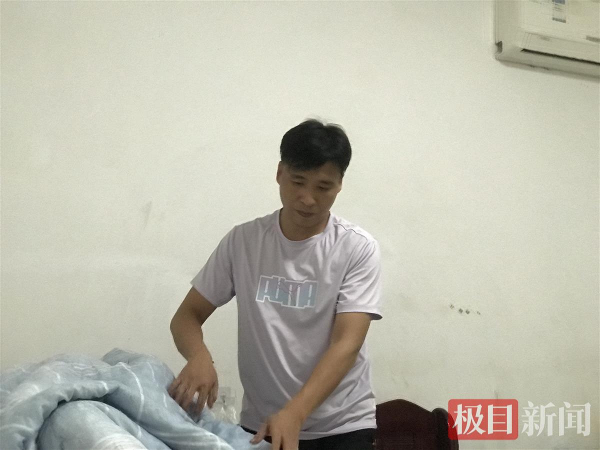 父亲因车祸瘫痪，小伙子辞职照顾父亲两年多，他说“我想回家有声爹可以喊”