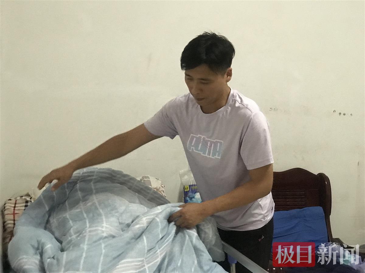 父亲因车祸瘫痪，小伙子辞职照顾父亲两年多，他说“我想回家有声爹可以喊”