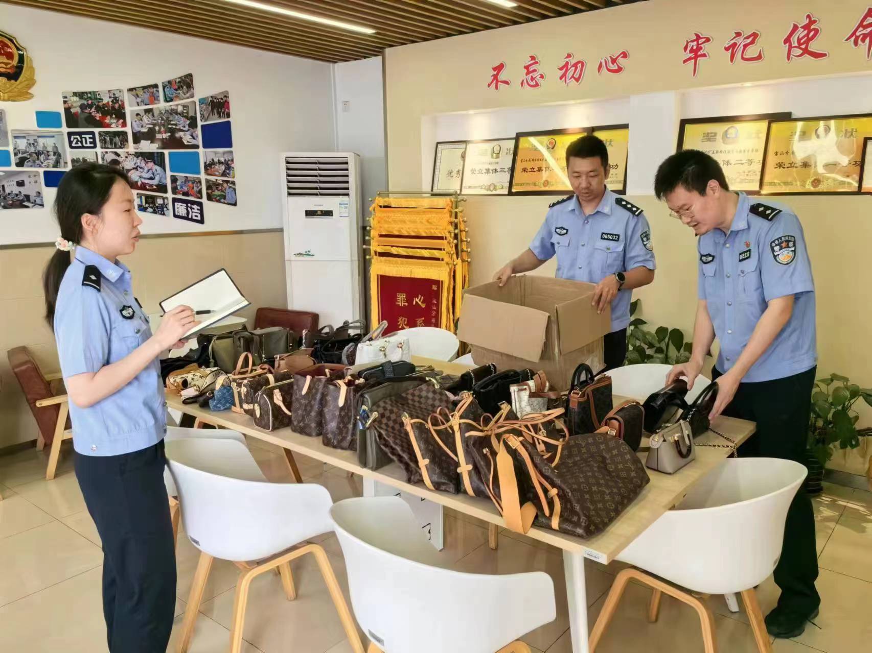 卖假包的合作商倒闭后，从事仓储的他们以“海外代购”为名清库存