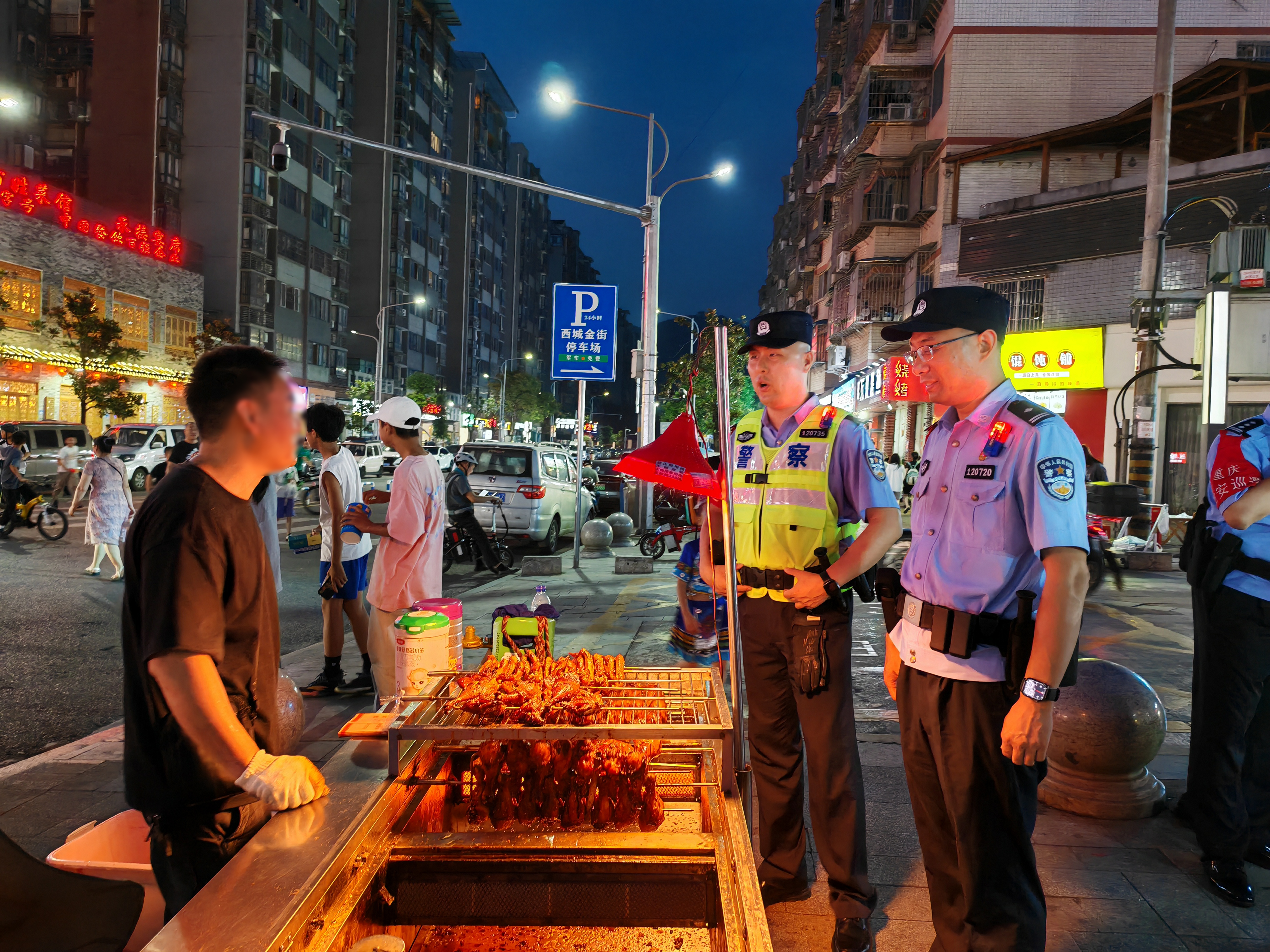 1民警在夜市进行安全宣传