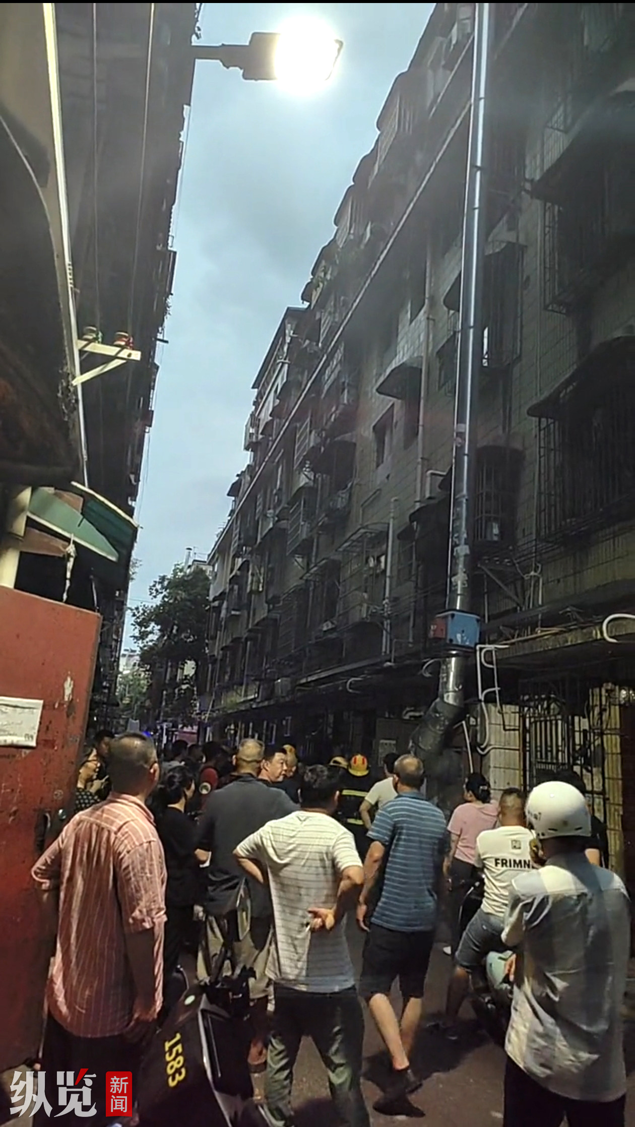网友称长沙一老旧楼房电梯坠落致1人身亡 ，社区：确有1人死亡，不是电梯问题，是操作升降机不当