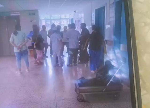 江西修水3位中考生被玻璃砸伤，其中一男生头部缝了4针