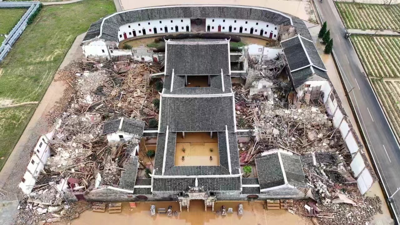 福建客家第一宗祠暴雨后大面积坍塌，有文物被埋