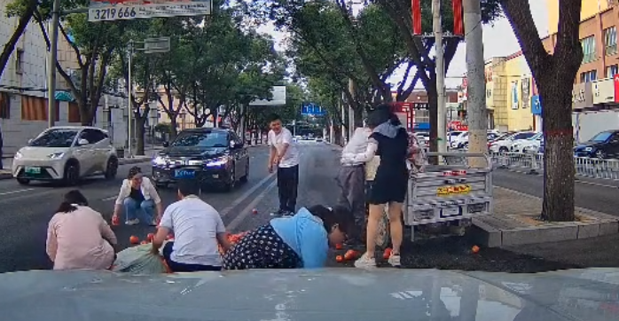 河北大爷三轮车侧翻西红柿散落一地，路人突然涌来！接下来一幕温暖网友