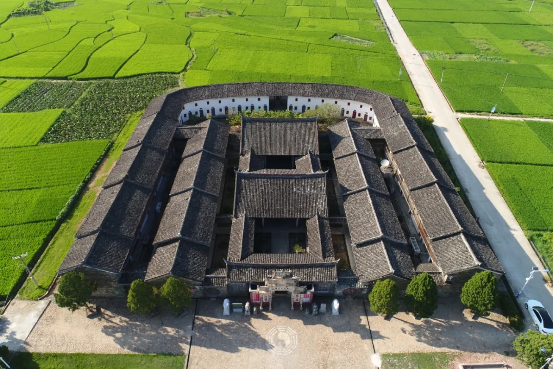 福建客家第一宗祠暴雨后大面积坍塌，有文物被埋