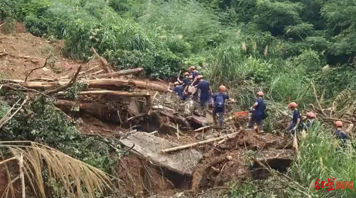 福建上杭山体滑坡一寺庙倒塌 村民：一家6口为躲雨被埋失联，正在搜救中
