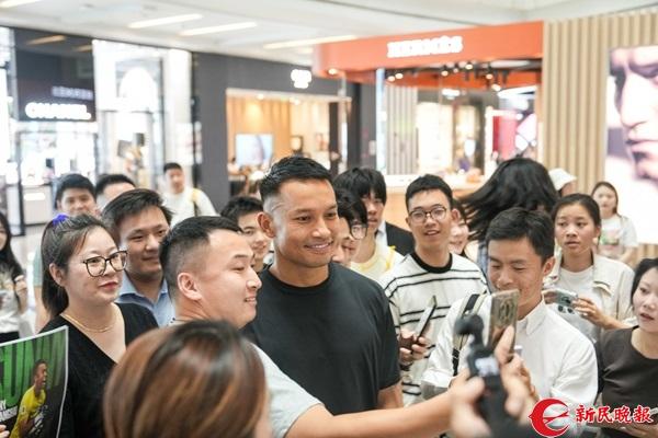 新加坡门将桑尼到上海游玩并与球迷互动，表示祖上就是中国人
