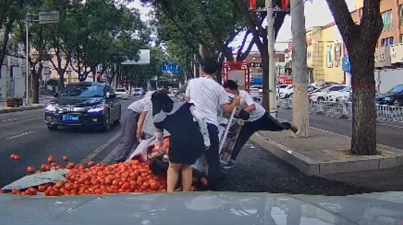 河北大爷三轮车侧翻西红柿散落一地，路人突然涌来！接下来一幕温暖网友