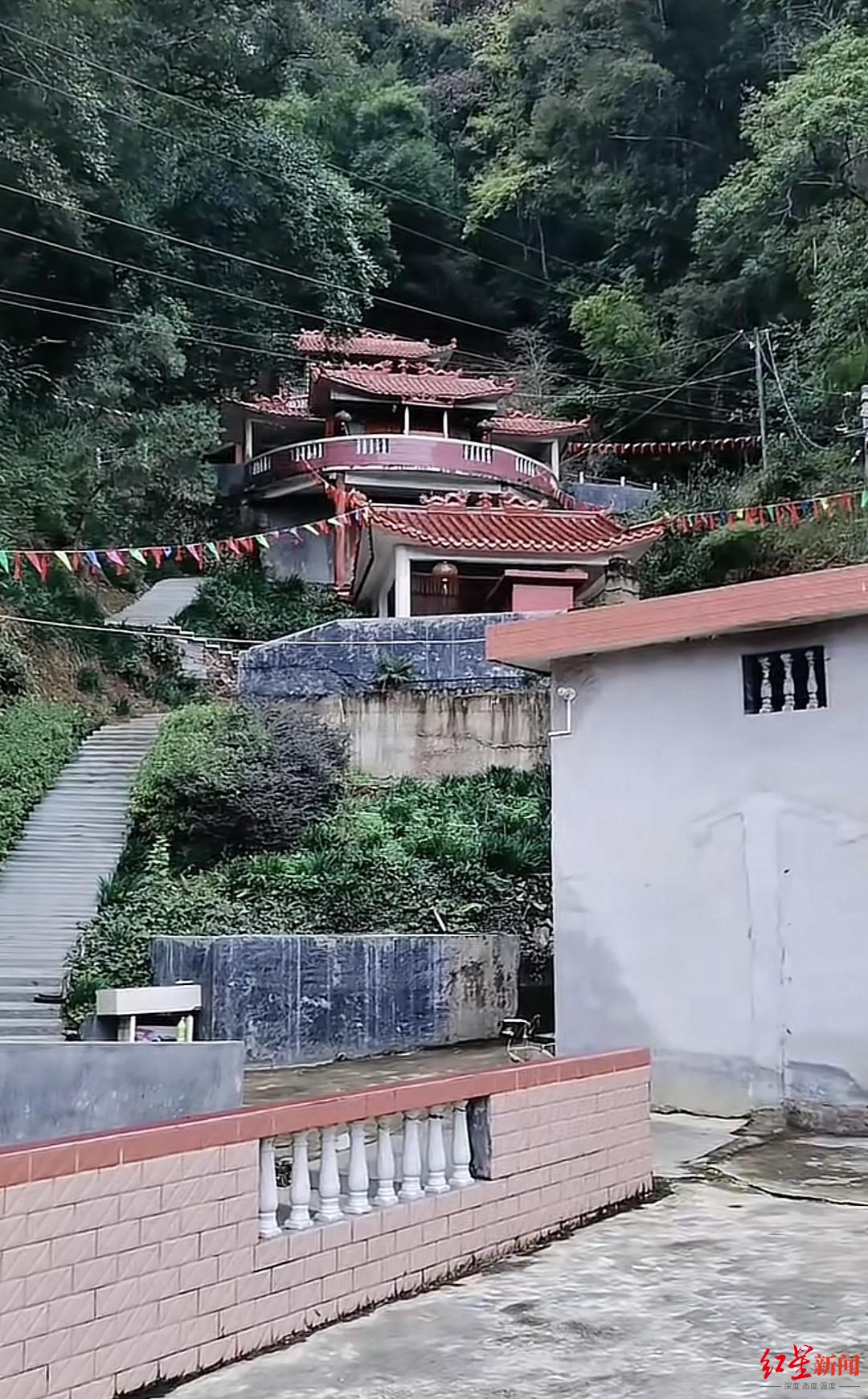 福建上杭山体滑坡一寺庙倒塌 村民：一家6口为躲雨被埋失联，正在搜救中