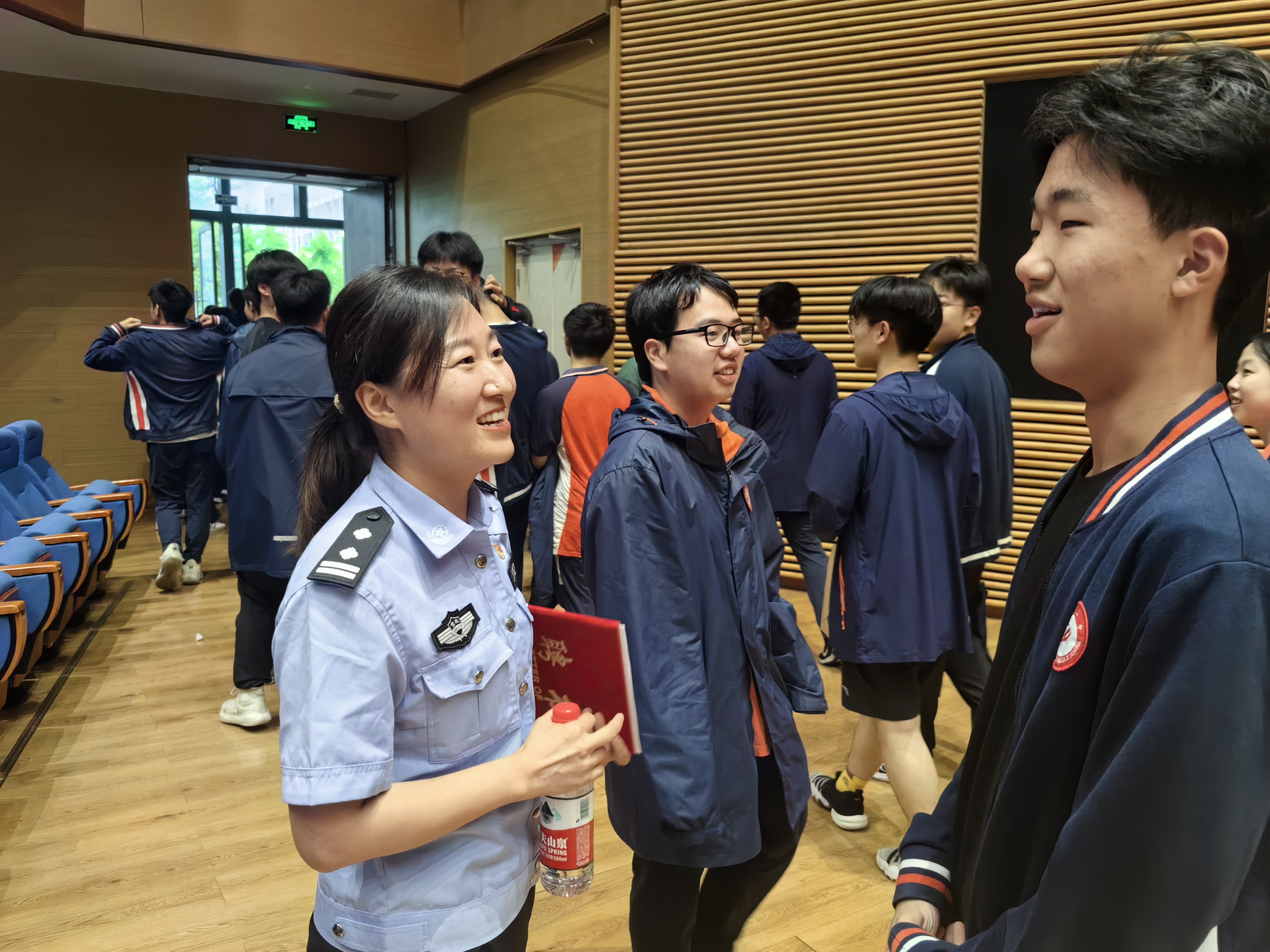 民警现场解答学生提问