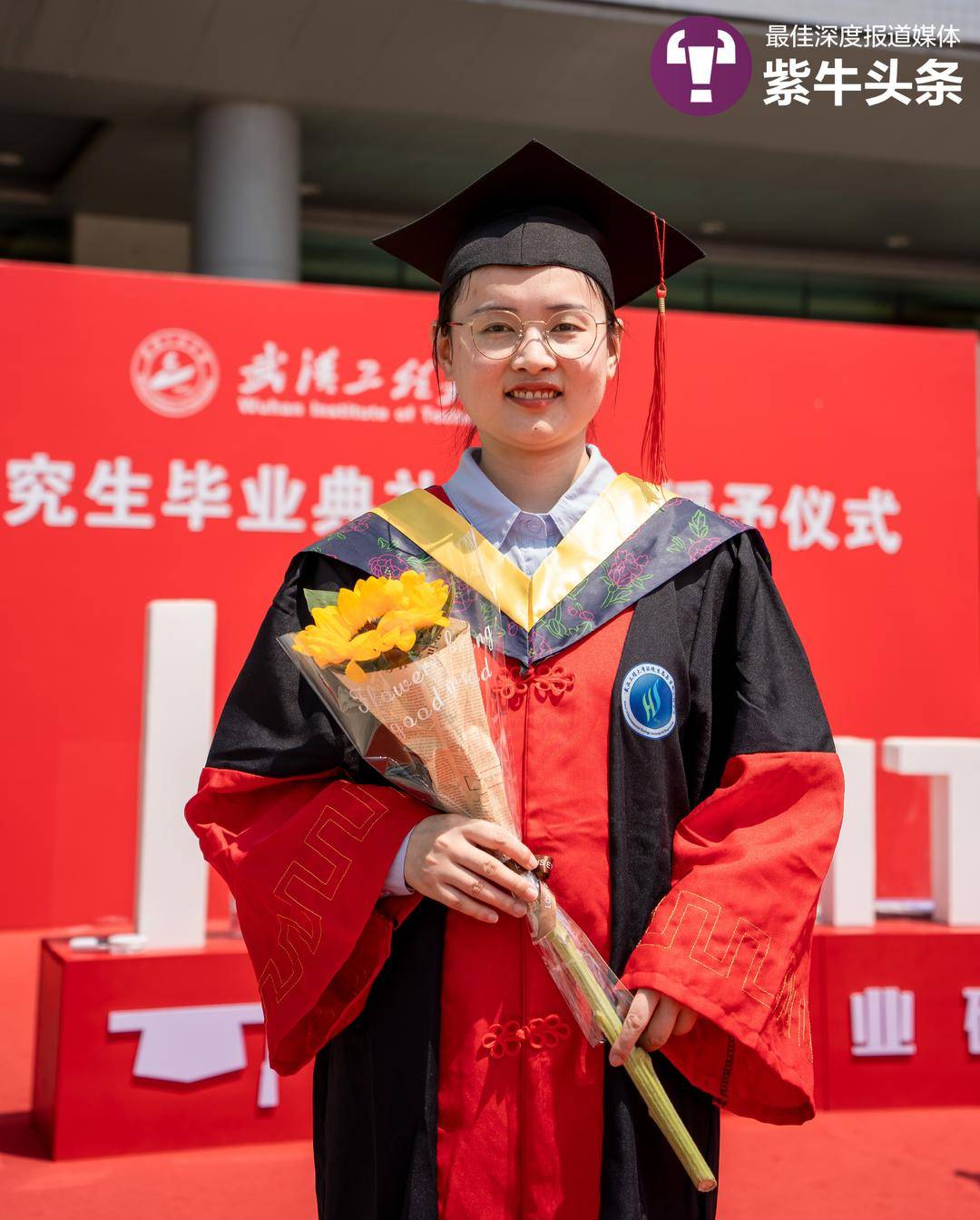 女孩和父母相继患癌，12年后，一家人齐聚在她的博士毕业典礼上