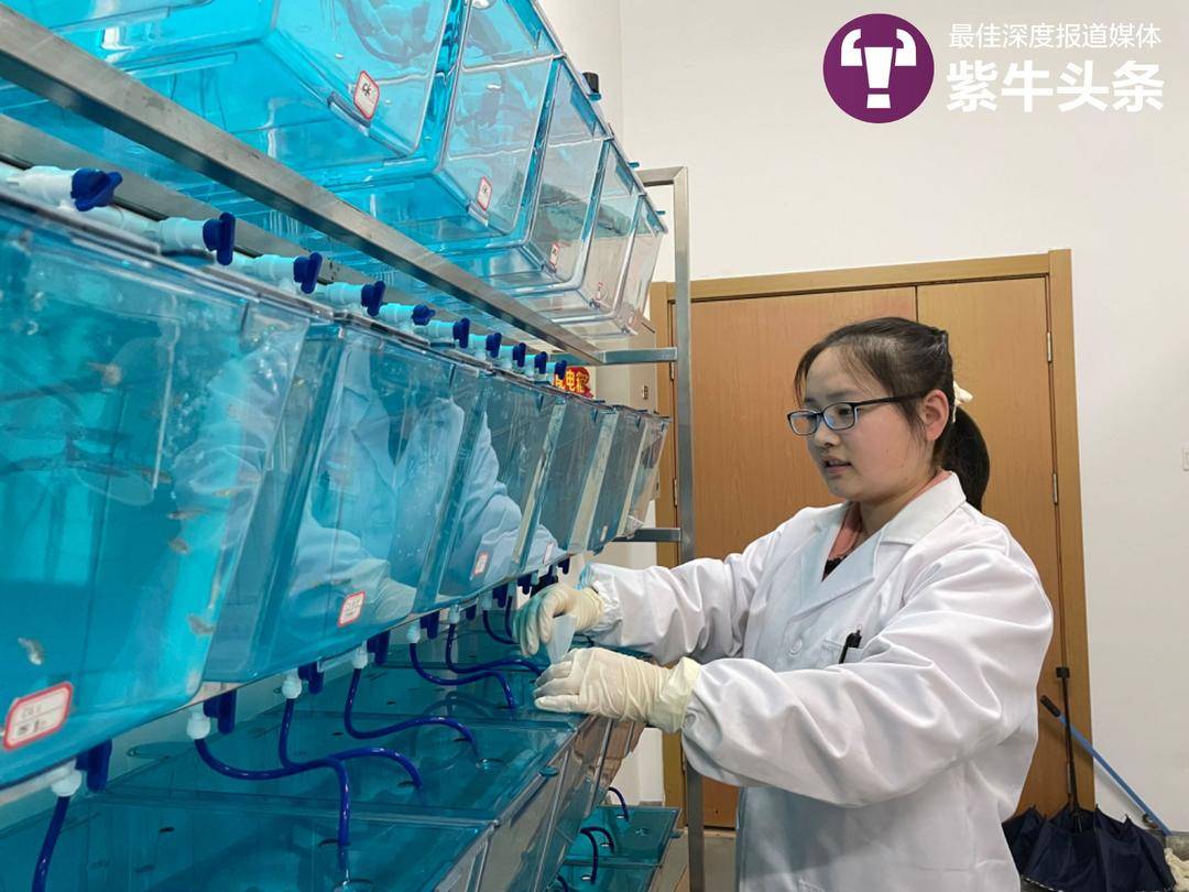 女孩和父母相继患癌，12年后，一家人齐聚在她的博士毕业典礼上