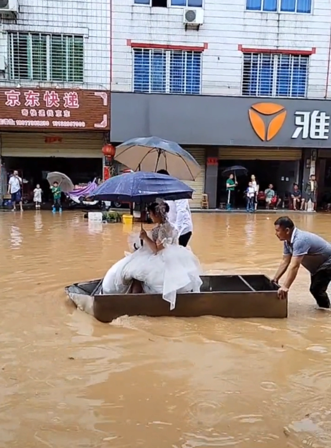 桂林新娘洪水中坐消防车出嫁？当地回应：消防员顺路接送新娘后投入救援