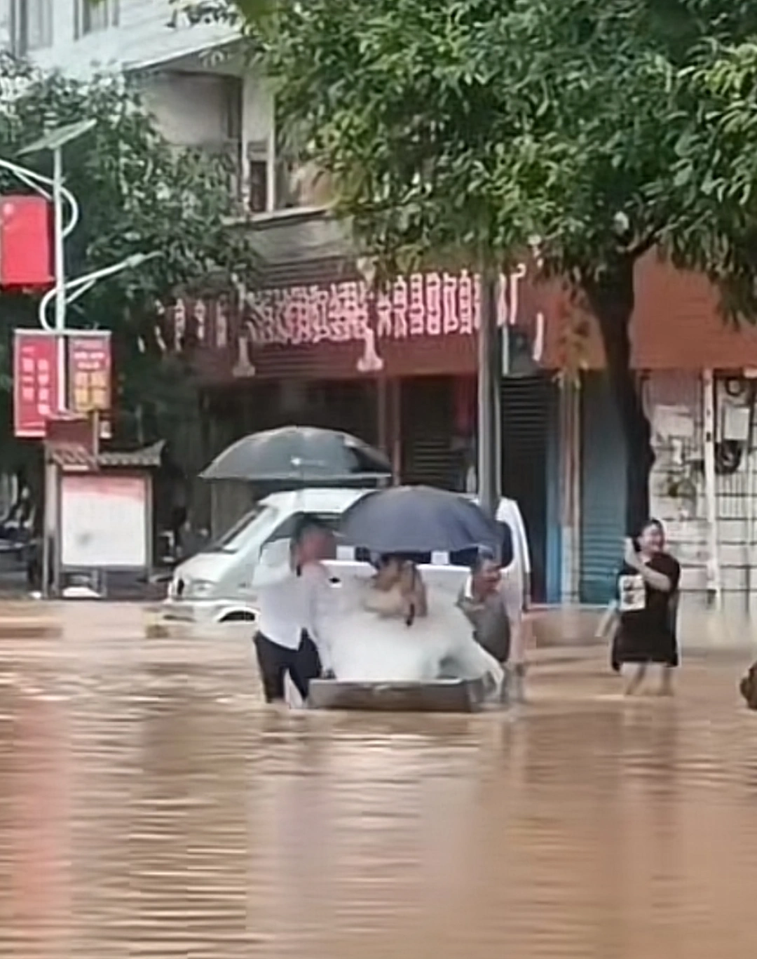 桂林新娘洪水中坐消防车出嫁？当地回应：消防员顺路接送新娘后投入救援