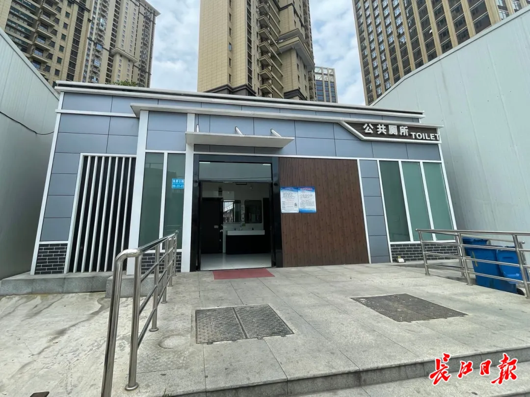 公厕挂着“穿裙子的男性”标识？管理方回应：赶工忙中出错，已整改