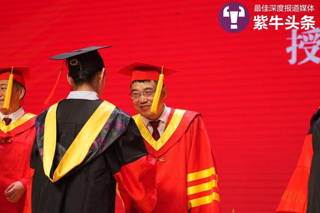 女孩和父母相继患癌，12年后，一家人齐聚在她的博士毕业典礼上