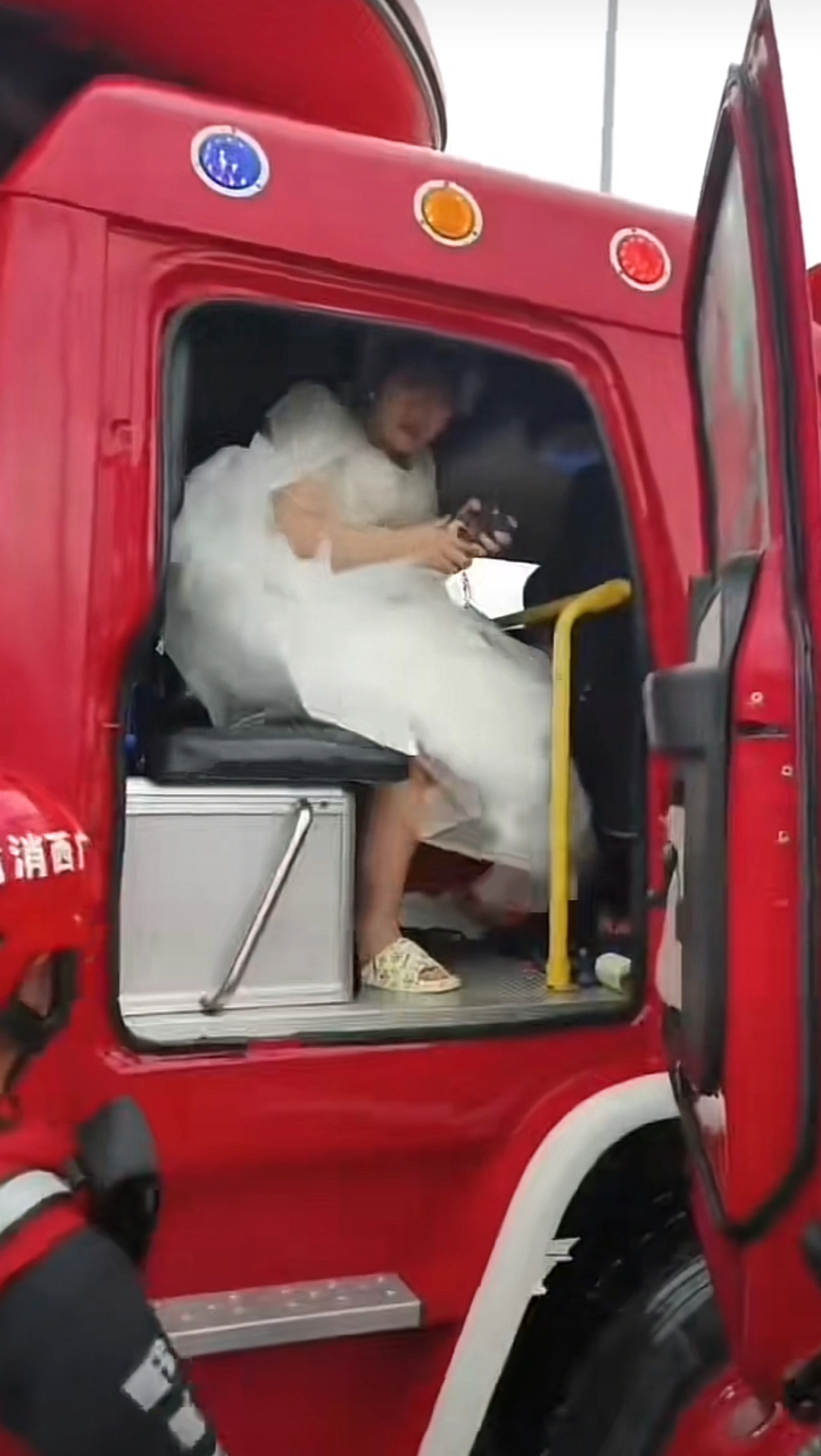 桂林新娘洪水中坐消防车出嫁？当地回应：消防员顺路接送新娘后投入救援