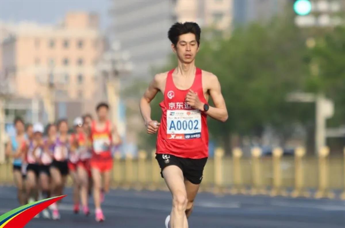 中国快递小哥“跑”进巴黎奥运会！双腿绑着沙袋送货，练成“跑得最快的快递小哥”