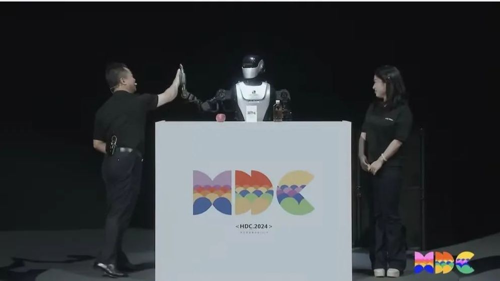 人形机器人“夸父”现身华为开发者大会！现场和张平安击了个掌，明天将秀厨艺