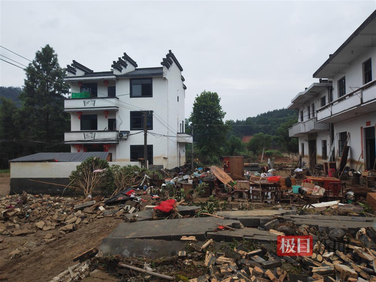 男子洪水中救母遇难 母亲：他将我举上屋顶，自己却被卷走